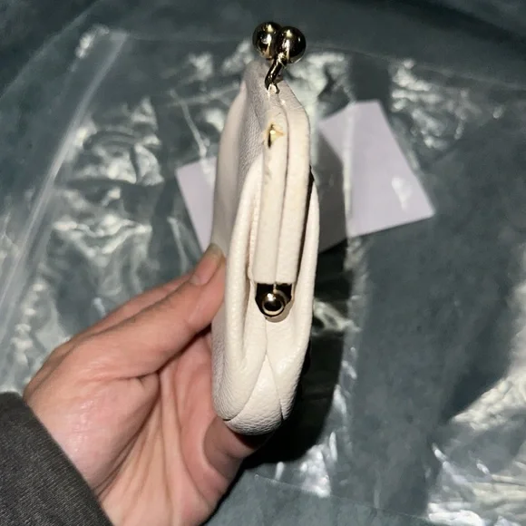 Coach white pebbled leather kisslock coin purse with bow gold hardware damaged - Picture 4 of 6